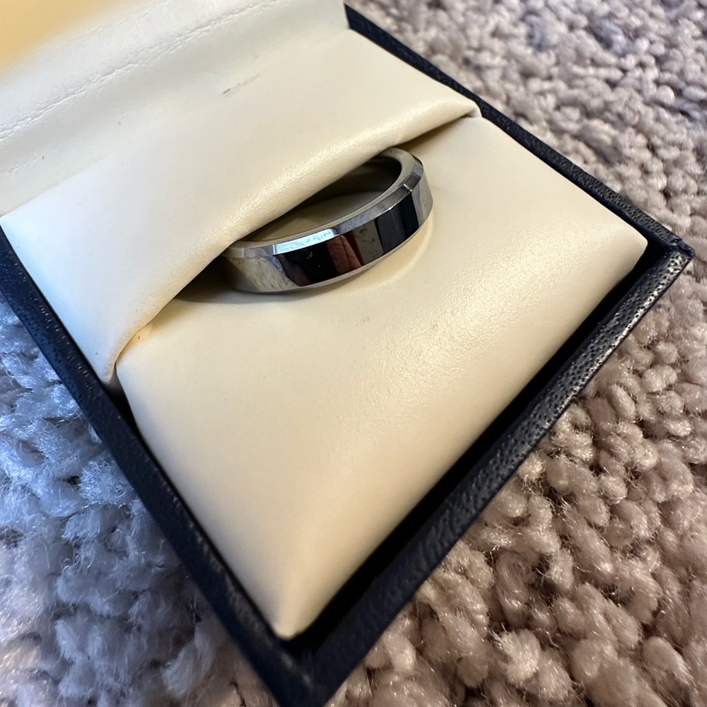 Silver Tungsten Size 10 Men’s ring band. Box included.